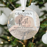 'モダンGRANDA' 2写真名&引用文クリスマス オーナメント<br><div class="desc">この美しくデザインされた2枚の写真のクリスマスオーナメントで、おばあちゃんに彼女がどれだけ意味を知らせなさい。2つのお気に入りの写真、白いオーバーレイ、文字「おばあちゃんよ最高のり」の名前と甘い引用文。すべての文字はカスタマイズ提供されたテンプレートを簡単に使用する。</div>