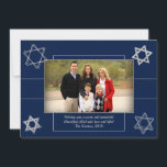 モダンHanukkah Blue Silver Star of David写真 シーズンカード<br><div class="desc">クラシックミニマルシルバーバー/バルミツワーとモダンハヌカー星ダビデッドの背景に無地のは、洗練されたエレガントデザインを生み出す。他のコーディネート色やマッチング製品については、JustFharryn @ Zazzle.comまたはデザイ連絡ザc/o Fharryn@yahoo.com All rights reserved.#zazzlemade #christmasdecor</div>
