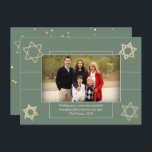 モダンHanukkah Sage Green Star of David写真 シーズンカード<br><div class="desc">クラシックミニマル金ゴールドバー/バルミツワーとモダンHanukkah Star of Davidが背景に立ち向かって無地の、洗練されたデザインを生み出すエレガント。他のコーディネート色やマッチング製品については、JustFharryn @ Zazzle.comまたはデザイ連絡ザc/o Fharryn@yahoo.com All rights reserved.#zazzlemade #christmasdecor</div>
