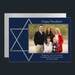 モダンHanukkah Silver Blue Star of David写真 シーズンカード<br><div class="desc">クラシックミニマルシルバーバー/バルミツワーとモダンハヌカー星ダビデッドの背景に無地のは、洗練されたエレガントデザインを生み出す。他のコーディネート色やマッチング製品については、JustFharryn @ Zazzle.comまたはデザイ連絡ザc/o Fharryn@yahoo.com All rights reserved.#zazzlemade #christmasdecor</div>