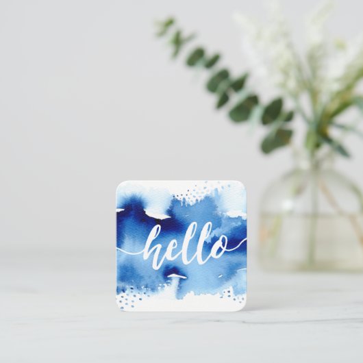 モダンHELLO SCRIPT水芸術品を気取った色スプラッシュブルー スクエア名刺 (スタンド正面)