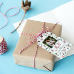 モダンJoy Red Berry Botanical Christmas写真 ギフトタグ<br><div class="desc">Joy Red Berry Botanical Christmas Photo Giftのラベルと祝比べて、クリスマスへの美しい方法は何だろうモダン?これらの豪華な贈り物ラベルは完璧伝統的に"喜び"の休日の気持ちをキャプチャし、フェスティバル色のクリエイティブスプラッシュを追加する。赤いモダンタイポグラフィが白い背景に目立ち、背中にはワイン色の植物学やピネコンが入り組んだ模様が描かれている。家族の名前お気に入りので家族の写真を完璧にパーソナライズし、家で誇らしげに表示したり、思いやりあるギフトとして与え魅力的に遠くに表示できる何かを作成する。これらの革新的で楽しいラベルと楽しい休日の応援を広モダンげる！一致連絡製品の設計者。一致する製品の私たちのトレンディーコレクションで家族のスタイルを高める： https://www.zazzle.com/collections/119903337092433221 Copyright berryデザイン,  all rights reserved.</div>