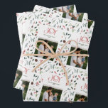 モダンJoy Red Berry Botanical Christmas写真 ラッピングペーパーシート<br><div class="desc">季節の応援を楽しみモダンレッドベリー植物性クリスマスフォトラッピング紙シートで広げる！この祝特別なラッピング紙で愛しい家族プレゼントを包むとき、スタイルとエレガンスと休日。美しい赤いタイポグラフィ、クラシック「JOY」の挨拶とフェスティバルの植物学を新鮮に取り入れることで、見る人に明るいスマイルを持って来ることは間違いない。あなたの家族の名前と写真を追加して余分な個人的なtouchを追加し、あなたのギフトをより良く受け取る。誰も退屈なラッピング紙パッケージを開きたい – このホリデーシーズンはモダンJoy Red Berry Botanical Christmas Photo Wrapping紙シートであなたの愛する人々のために際立っていることを確認しなさい！一致連絡製品の設計者。一致する製品の私たちのトレンディーコレクションで家族のスタイルを高める： https://www.zazzle.com/collections/119903337092433221 Copyright berryデザイン,  all rights reserved.</div>