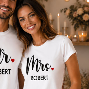 モダンMrsカリグラフィーハートモノグラム Tシャツ