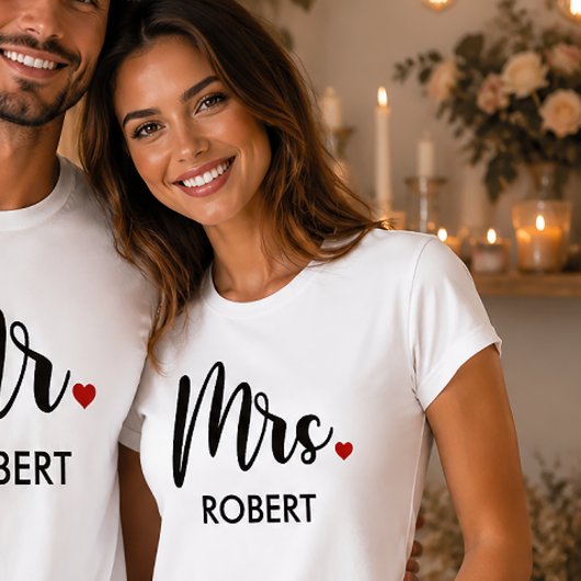 モダンMrsカリグラフィーハートモノグラム Tシャツ
