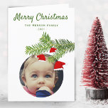モダンRed Santa Hat Pine Merry Christmas写真 シーズンカード<br><div class="desc">可愛いモダン赤サンタハットパインメリークリスマスフォトホリデーカード。松の木の枝にサンタハットを付ける。写真、名前、文字でカードをパーソナライズするか、消去する。</div>