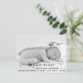モダンScriptエレガント Photo Birth Announcement ポストカード (スタンド正面)
