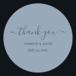 モダンScript Dusty Blue結婚's Thank クラシック You ラウンドシール<br><div class="desc">モダンパーソナライズされたモダンダスティ感謝していブルーの台本で結婚シール。オンラインで簡単にパーソナライズ。これらのミニマルなダスティブルーのラウンドステッカーを補完する結婚ために利用可能なアイテムのマッチング。</div>