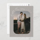 モダンScript Happy New Yearフォトホリデー ポストカード (正面/裏面)