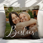 モダンScript Photo Besties Gift クッション<br><div class="desc">Script モダン Photo Bestiesギフト装飾用クッションはシックでホームアパーソナライズされたプリケーターで祝、友達の間の絶え間ない絆最高のである。スクリプエレガントト文字とカスタマイズ可能なフォト宇宙を搭載しお気に入りのた、お使いの感覚で思い出を披露する枕。柔らかい生地で作ら高品質れ、居心地の良い有意義なtouchを生きている宇宙に加えるのに最適。隠されたジッパーの閉鎖はクリーニング簡単を作り、そのタイムレスなデザインは任意のデコと美しくフィットする。誕生日や休日や単に、この装飾用クッションは友情のための究極の記念祝品である。</div>