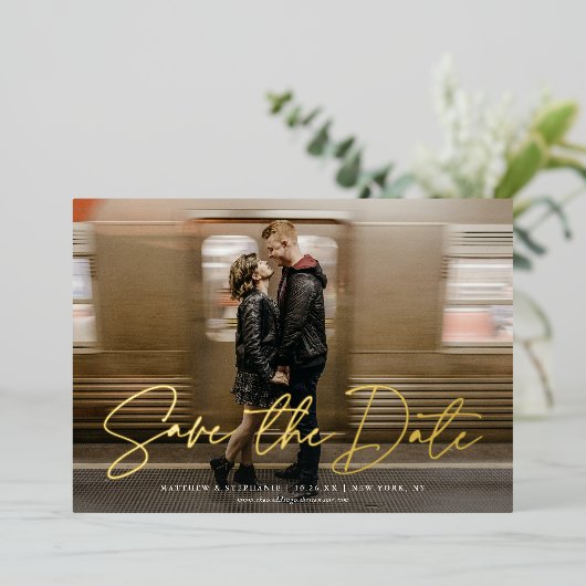 モダンSCRIPT SAVE THE DATE PHOTO 実在 箔招待状 (立ち正面)