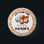 モダンSports Kids 2nd Birthdayパーティー 缶バッジ<br><div class="desc">この祝おもしろいスポーツ第2バースデーモダンボタンで小さなアスリートの大きな日！スポーツ鮮やかをテーマにしたデザインを使用し、このボタンはゲストのための完璧なパーティーの好意や記念の品である。サッカーでも野球でもバスケットボールでも、イベントにtouchを加えるパーソナライズされたかわいい方法だ。お祝いのおもしろいリマインダーとして配るか、パーティーデコーダーの一部として使用する！</div>