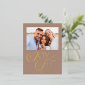 モダンTaupe Joyful Christmas Holiday Foil Photo 箔シーズンポストカード (立ち正面)