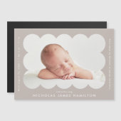 モダンTaupe Scalloped Photo Birth Announcement (正面/裏面)