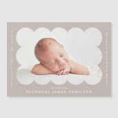 モダンTaupe Scalloped Photo Birth Announcement (正面)