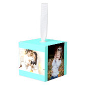 モダーシックなミニマリストモノグラムターコイズアクアブルー キューブオーナメント (正面アングル)