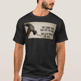 モチベーションに溢れる釘とハンマーの名言グラフィックTシャツ Tシャツ