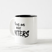 モチベーションに焦点を合わせる ツートーンマグカップ (正面左)