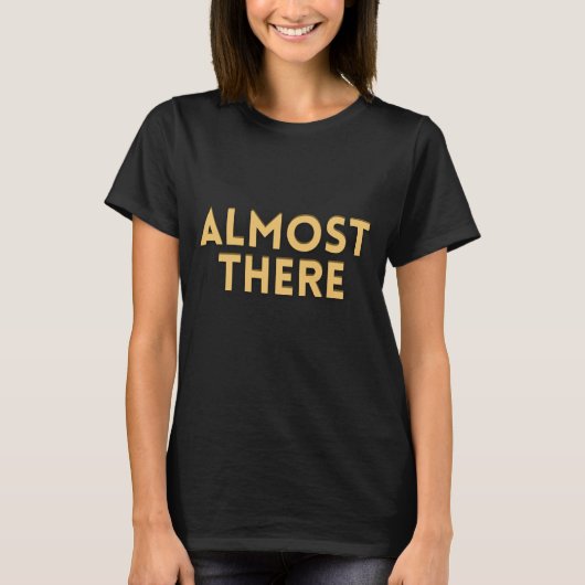モチベーションの引用 - 女性用「もうすぐそこだ」 Tシャツ (正面)