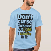 モチベーションの引用Tシャツ – 「暗闇を呪うな" Tシャツ (正面)