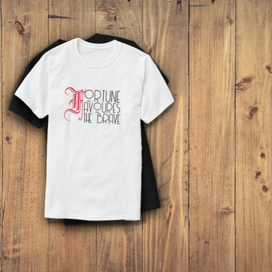 モチベーション引用文の幸運は勇敢な白を好む Tシャツ