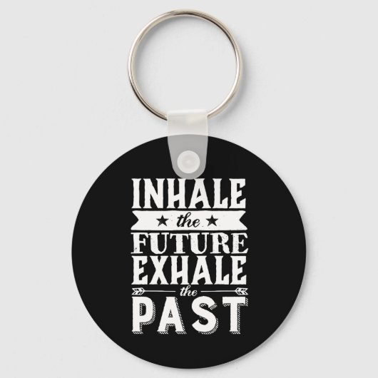 モチベーション引用文は未来に息を吹き込む過去 キーホルダー (正面)