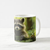 モッシーな丸太の上から愛らしいアライグマとカエルの覗き込み コーヒーマグカップ (正面右)