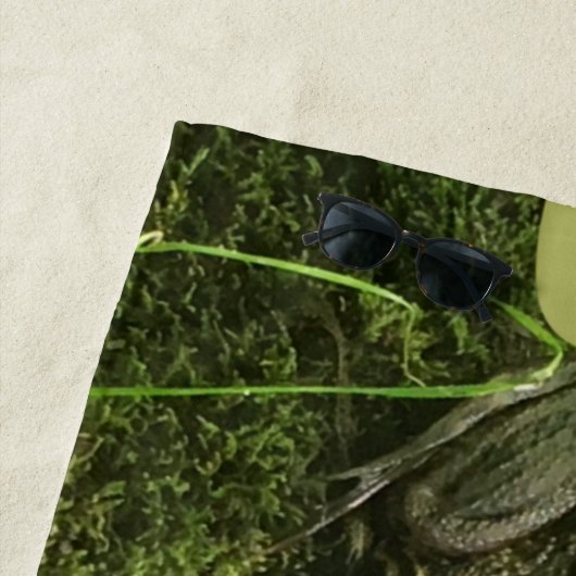 モッパーソナライズされたシーな岩に浮かぶカエルの写真 ビーチタオル (インサイチュ)