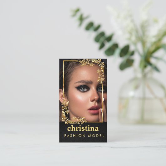 モデルとアクタモダンーのヘッドショットフェイク金ゴールドフレーム 名刺 (スタンド正面)
