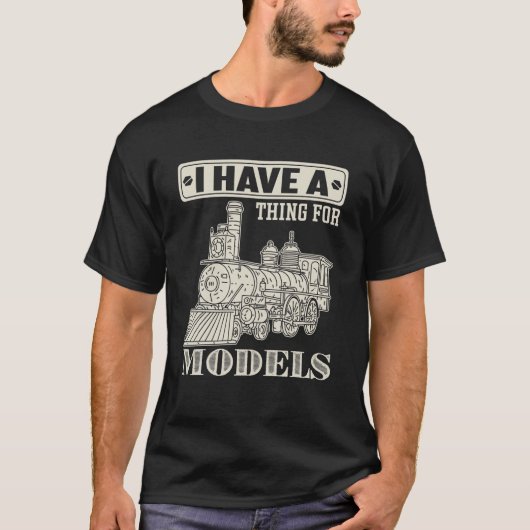 モデルに何か持っている – 電車 Tシャツ (正面)