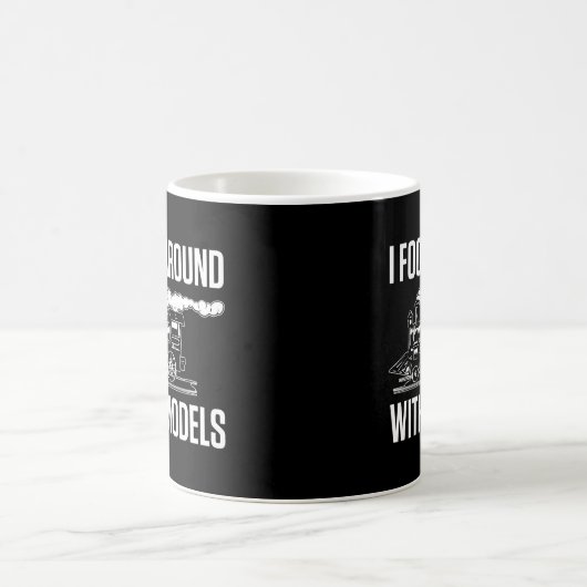 モデルののまわりにTrain Engineer Traでおもしろい愚か者 コーヒーマグカップ (中央)