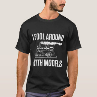 モデルののまわりにTrain Engineer Traでおもしろい愚か者 Tシャツ