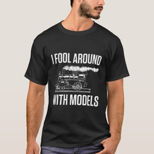 モデルののまわりにTrain Engineer Traでおもしろい愚か者 Tシャツ (正面)