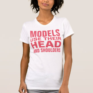 モデルはヘッド・アンド・ショルダーを使用します Tシャツ