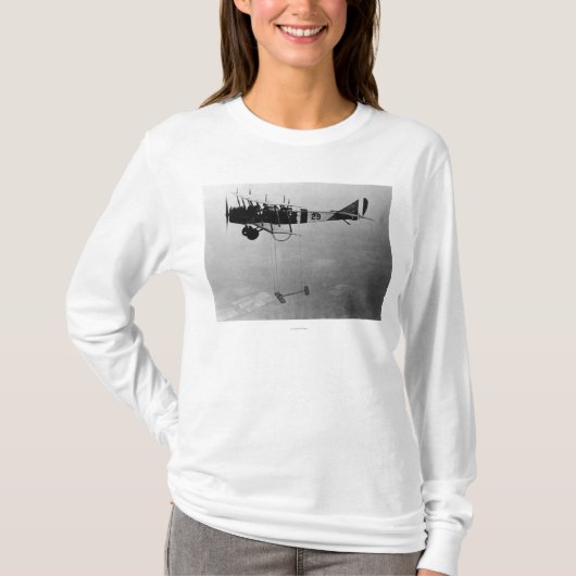 モデル翼が付いているCurtiss JN-4ジェニーの航空機 Tシャツ (正面)