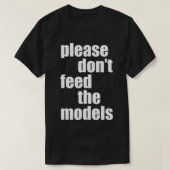 モデル食べ物を与えを細かくなおもしろいい Tシャツ (デザイン正面)