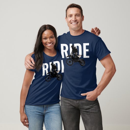 モトクロスオートバイスポポップ・アートのートライド Tシャツ (ユニセックス)