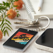 モトクロスダートバイクMXエンデューロバイクバイクもしくは自転車に乗る人 キーホルダー (正面右)