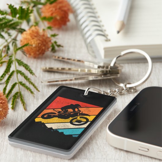 モトクロスダートバイクMXエンデューロバイクバイクもしくは自転車に乗る人 キーホルダー (正面右)