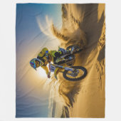 モトクロスライダー砂丘に乗る フリースブランケット (正面)