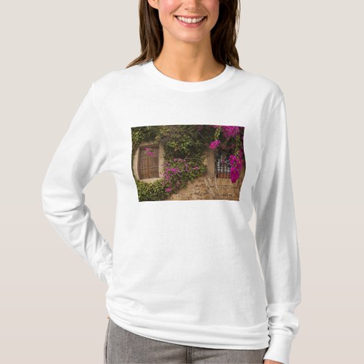 モニュメンタル都市、花に覆われた建物 Tシャツ (正面)