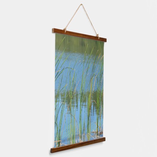 モネインスパイアタのアシが水面に浮かぶ 吊り下げ型タペストリー (傾斜あり)