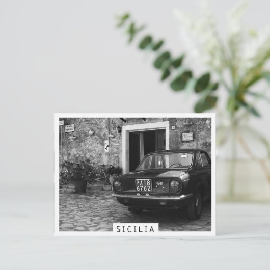モノクロのイタリアのヴィンテージFIAT車 ポストカード (スタンド正面)