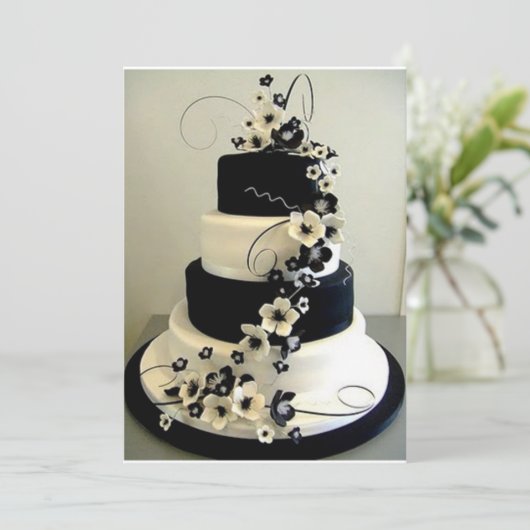 モノクロのウェディングケーキの招待状 招待状 (スタンド正面)