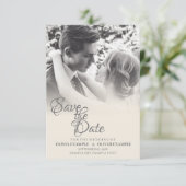 モノクロのキスをする結婚式のカップル (スタンド正面)