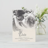 モノクロのキスをする結婚式のカップル セーブザデート (スタンド正面)