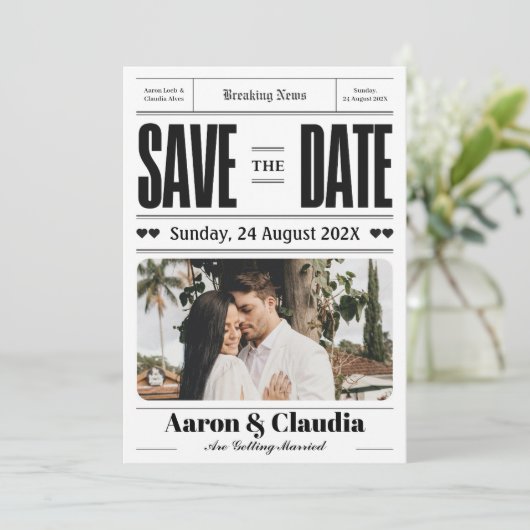 モノクロのシンプルな新聞風の結婚式の招待状(Save the Date) セーブザデート (スタンド正面)