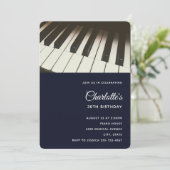 モノクロのピアノの鍵盤の写真 誕生日 招待状 (スタンド正面)