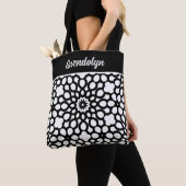 モノクロの幾何学模様 普段使いに トートバッグ (クローズアップ)