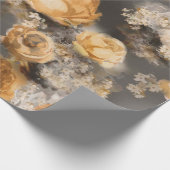 モノクロの水彩画の金色の装飾的な花が上に ラッピングペーパー (角)